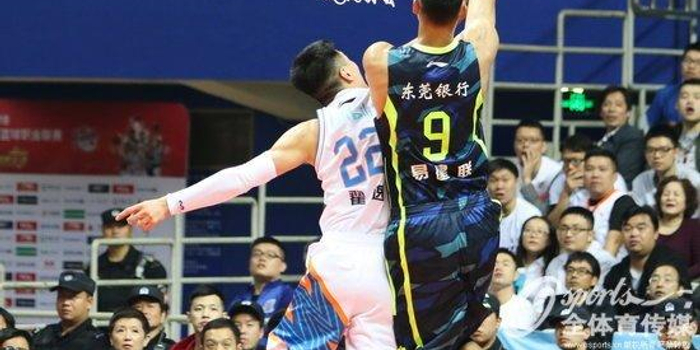  广州龙狮防守反击，爆冷击败浙江广厦队