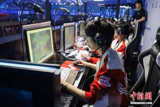  电竞选手刻苦训练备战国际大赛