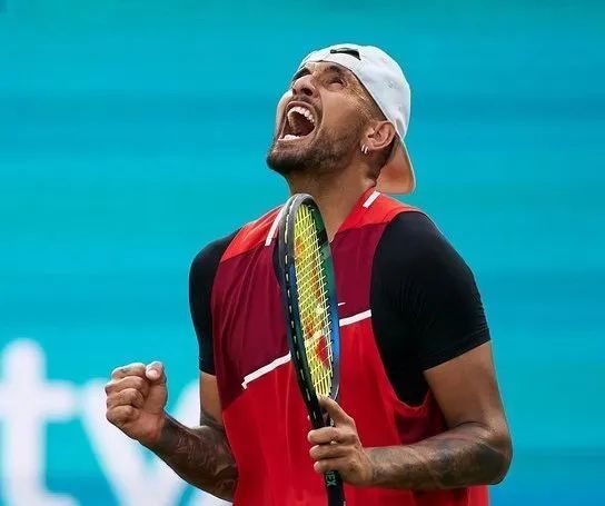  埃文斯草地驰骋，伊斯特本赛击败名将折桂