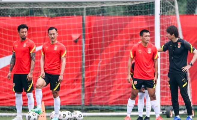  边路快马突破，单骑闯关上演帽子戏法