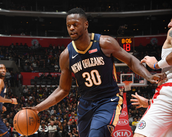  外援双塔统治内线，客队篮板优势显威力