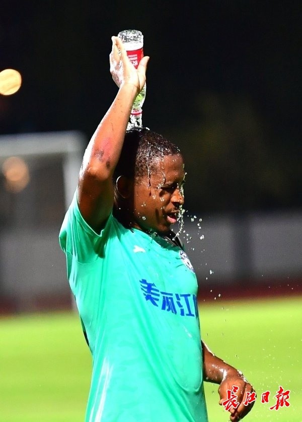  门将神勇发挥，力保球门不失夺胜