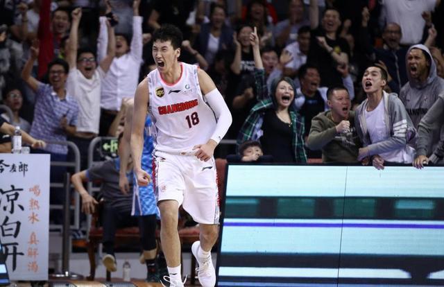  篮坛巨星闪耀全场率队豪取连胜