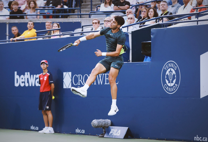  温网决赛激战正酣，德约科维奇强势冲击三连冠